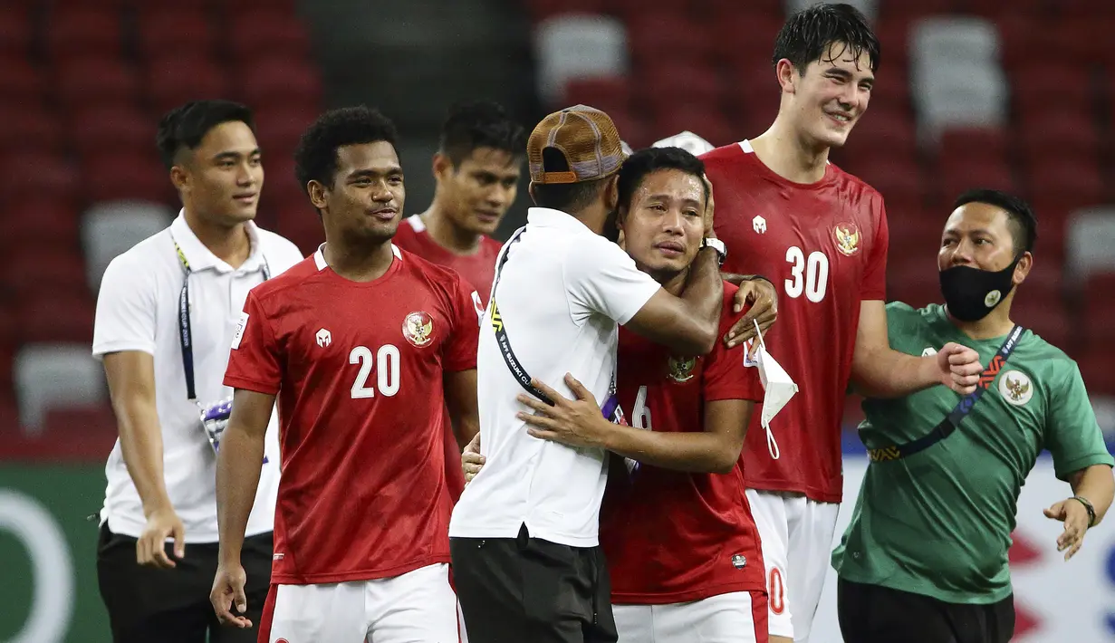 Para pemain Timnas Indonesia, (dari kiri) Ramai Rumakiek, Evan Dimas dan Elkan Baggott merayakan kemenangan 4-2 atas Singapura bersama Tim Ofisial Indonesia. (AP/Suhaimi Abdullah)