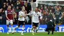 <p>Pemain Manchester United Donny van de Beek (kedua kiri) dan Christian Eriksen merayakan gol ke gawang Aston Villa pada pertandingan sepak bola Liga Inggris di Villa Park, Birmingham, Inggris, 6 November 2022. Aston Villa mempermalukan Manchester United dengan skor 3-1. (AP Photo/Rui Vieira)</p>