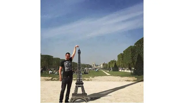 Foto Pria Ini Salah Angle, Hasil Photoshopnya Malah Bikin Ngakak