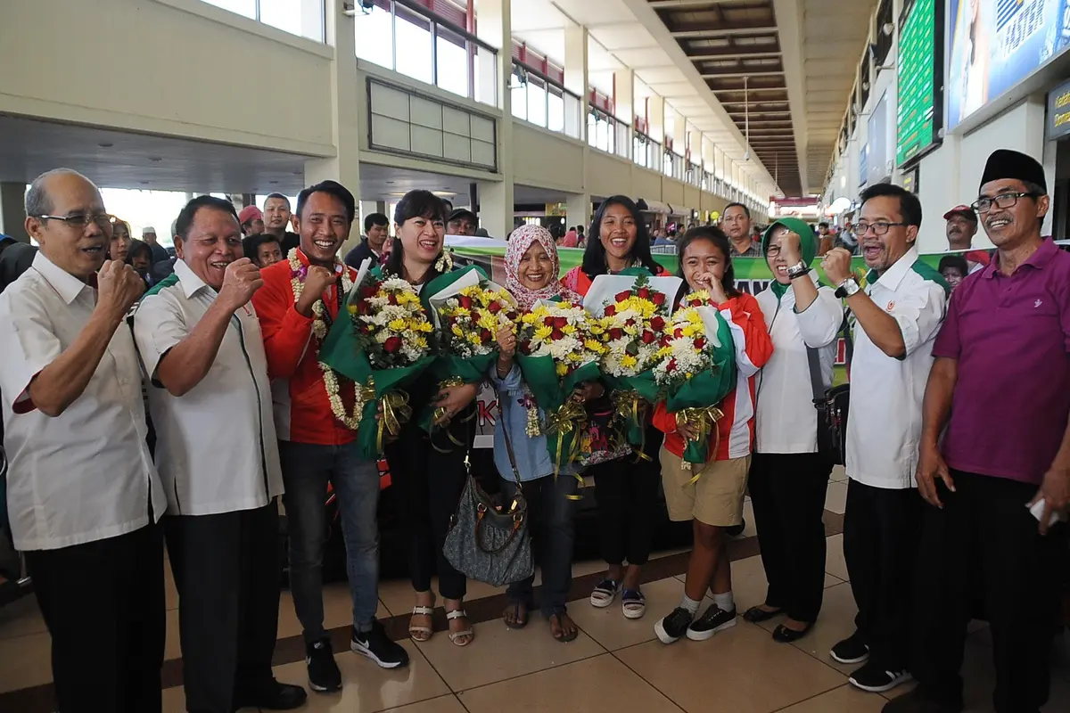 Suasana pengunjung saat berebut foto bersama dengan atlet Jatim yang berlaga di SEA Games  (Liputan6.com / Dimas Angga P)