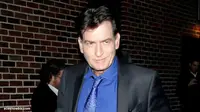 Charlie Sheen Bangga Akhirnya Jadi Kakek