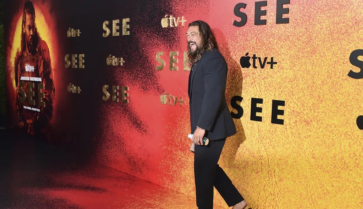 Jason Momoa tiba menghadiri pemutaran perdana musim ketiga film "See," di DGA Theater di Los Angeles (23/8/2022). Jason Momoa tampil dengan rambut gondrongnya yang digerai. Penampilannya pun mendapat banyak reaksi. (Jordan Strauss/Invision/AP)