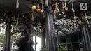 Pengunjung melewati pernak-pernik saat Parade Kostum Halloween di Mall Central Park, Jakarta, Sabtu (30/10/2021). Parade Kostum Halloween ini berlangsung pada tanggal 11 sampai 31 Oktober 2021. (Liputan6.com/Johan Tallo)