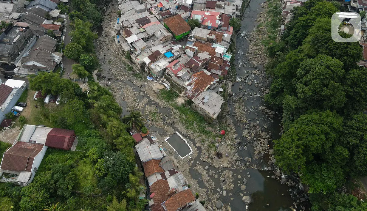 Kondisi Sungai Ciliwung yang menyusut airnya di kawasan Pulo Geulis Kota Bogor, Jawa Barat, Kamis (12/10/2023). (Liputan6.com/Herman Zakharia)