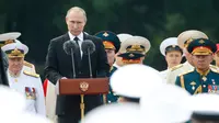 Presiden Rusia Vladimir Putin memberi sambutan saat perayaan Hari Angkatan Laut di St.Petersburg, Rusia, Minggu (30/7). Sebanyak 50 kapal perang dan kapal selam unjuk gigi di Sungai Neva dan Teluk Filandia. (AP/Alexander Zemlianichenko)