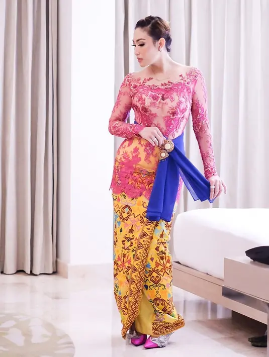 Bak putri keraton, Ayu Dewi mengenakan kebaya berwarna pink dengan dipadukan kain berwarna cokelat dengan motif. High Heels yang dipakainya juga tampak senada dengan kebayanya.(Liputan6.com/IG/@mrsayudewi)