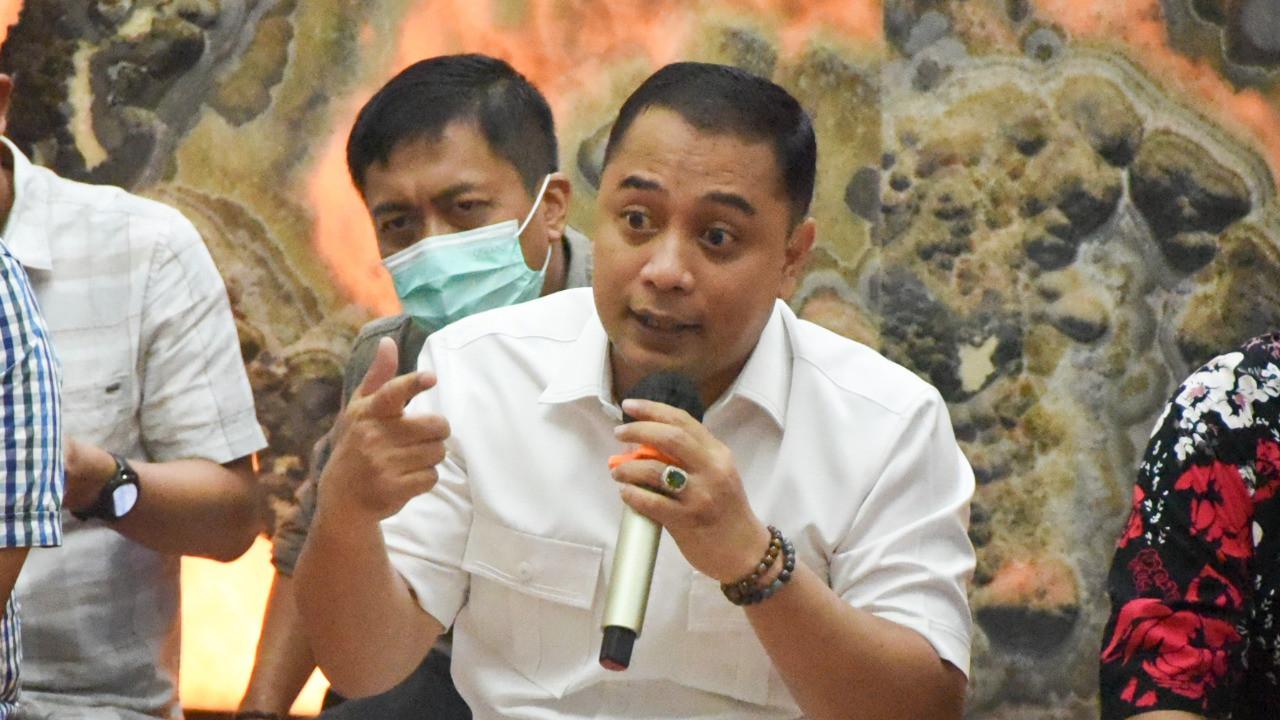 Eri Cahyadi saat lesehan acara Forum Sambat Warga di Surabaya. (Dian Kurniawan/Liputan6.com).