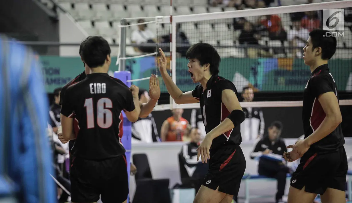 Pemain Timnas voli Jepang berselebrasi saat melawan  tim bola voli Indonesia di kualifikasi bola voli 18th Asian Games Invitation Tournament di Tennis Indoor Senayan, Jakarta, Senin (12/2). Indonesia menang dengan skor 3-2. (Liputan6.com/Faizal Fanani)