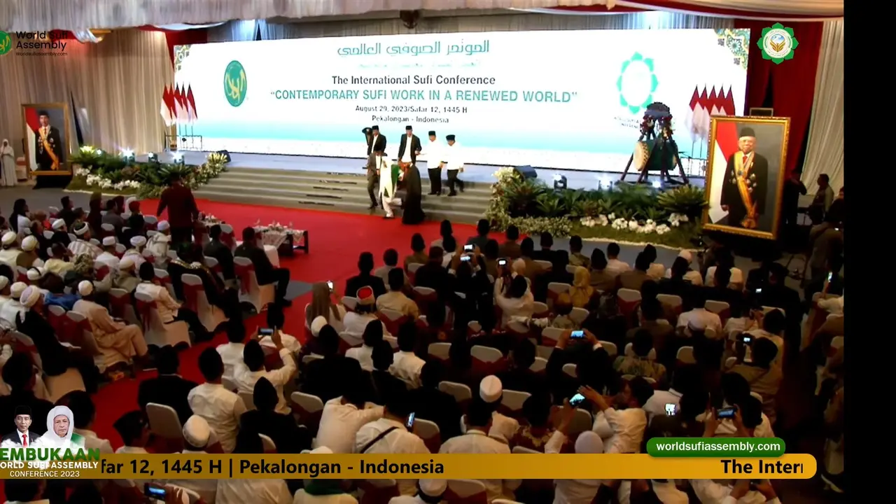 Momen Prabowo dan Ganjar terlihat saling bergandengan dan tertawa bersama di acara Muktamar Sufi Internasional di Kota Pekalongan, Jawa Tengah.