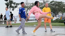 Sejumlah warga memainkan olahraga tradisional Kamboja, Sey di kawasan kawasan Tonle Sap, Phnom Penh, Kamboja, Kamis (11/05/2023). Tonle Sap merupakan danau air tawar terbesar di Asia Tenggara. (Bola.com/Gregah Nurikhsani)