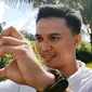 R. Fauzan, pemenang Anti Shaking Video Competition yang digelar OPPO bekerja sama dengan KLY tengah menjajal kecanggihan kamera OPPO Reno 2F.