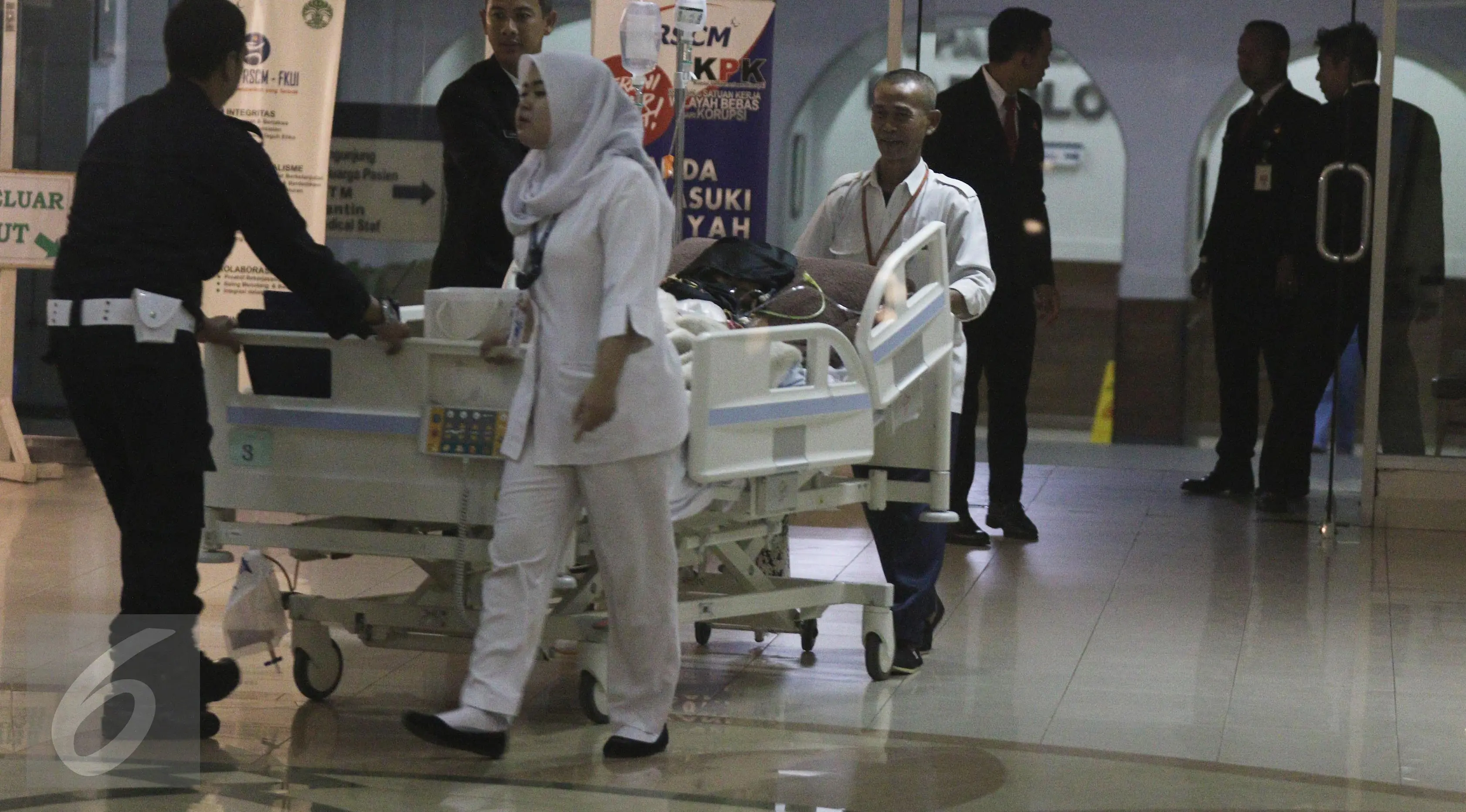 Petugas membawa Julia Perez alias Jupe ke ruang perawatan usai menjalani cuci darah di RSCM, Jakarta (21/4). Kondisi Jupe semakin menurun sejak penyakit gagal ginjal, karena itu ia harus menjalani tindakan medis cuci darah. (Liputan6.com/Herman Zakharia)