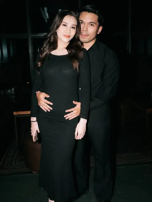 Dress hitam terlihat santai namun tetap penuh gaya.  [Foto: Instagram/ Aaliyah Massaid]