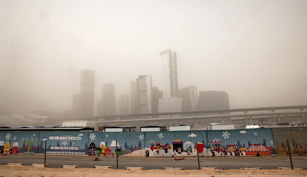 Pemandangan stasiun monorel dan cakrawala Distrik Keuangan Raja Abdullah selama badai debu berat di daerah Aqeeq, Riyadh, Arab Saudi (17/5/2022). Badai pasir melanda ibu kota Arab Saudi dan wilayah lain di kerajaan gurun pada 17 Mei, menghambat jarak pandang dan memperlambat lalu lintas jalan. (AFP/Fayez Nureldine)