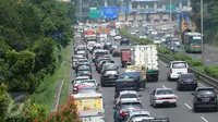 Kondisi arus lalu lintas di ruas Tol BSD JORR, Tangerang Selatan, Senin (16/5). Terjadi kemacetan parah menyusul robohnya jembatan penyeberangan orang (JPO) di ruas Tol BSD JORR karena dihajar truk trailer. (Liputan6.com/Fery Pradolo)