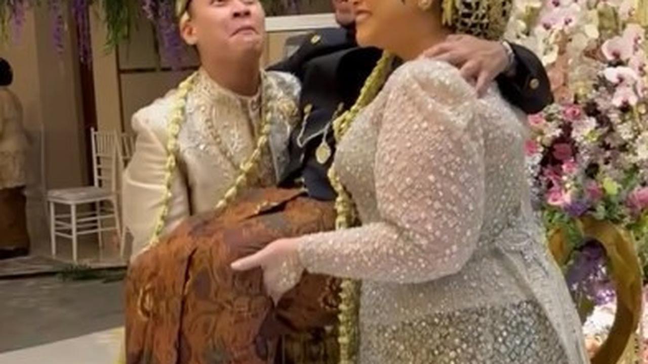 Yang lucu, kedua mempelai menggendong Fadil Jaidi dan berpura-pura ingin melemparkannya ke atas. Hal ini menunjukkan betapa dekatnya Fadil dengan mereka.