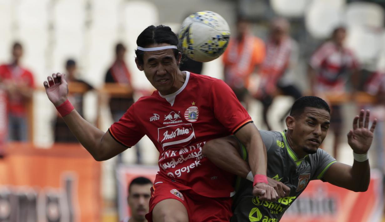 Bek Persija Jakarta, Ryuji Utomo, berebut bola dengan gelandang Borneo FC, Renan Silva, pada laga Shopee Liga 1 di Stadion Wibawa Mukti, Bekasi, Senin (11/11). Persija menang 4-2 atas Borneo. (Bola.com/Yoppy Renato)