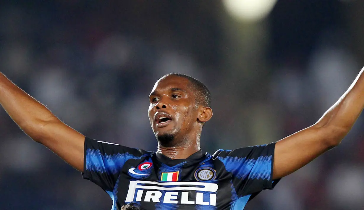 1. Samuel Eto'o - Pria berusia 39 tahun ini pernah disingkirkan Guardiola dari Barcelona setelah bermain lima musim di sana. Lalu pemain asal Kamerun itu pindah ke Inter Milan dan langsung meraih treble winners bersama Mourinho. (AFP/Karim Sahib)