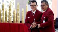 Mahasiwa Program Doktoral Universitas Pertahanan (Unhan) Cohort 3 yang juga pengamat politik, Cecep Hidayat, bersama Sekjen DPP PDI Perjuangan (PDIP) Hasto Kristiyanto dalam sidang promosi terbuka yang digelar di Kampus Unhan, Sentul, Bogor, Jawa Barat, Selasa (31/1/2023).