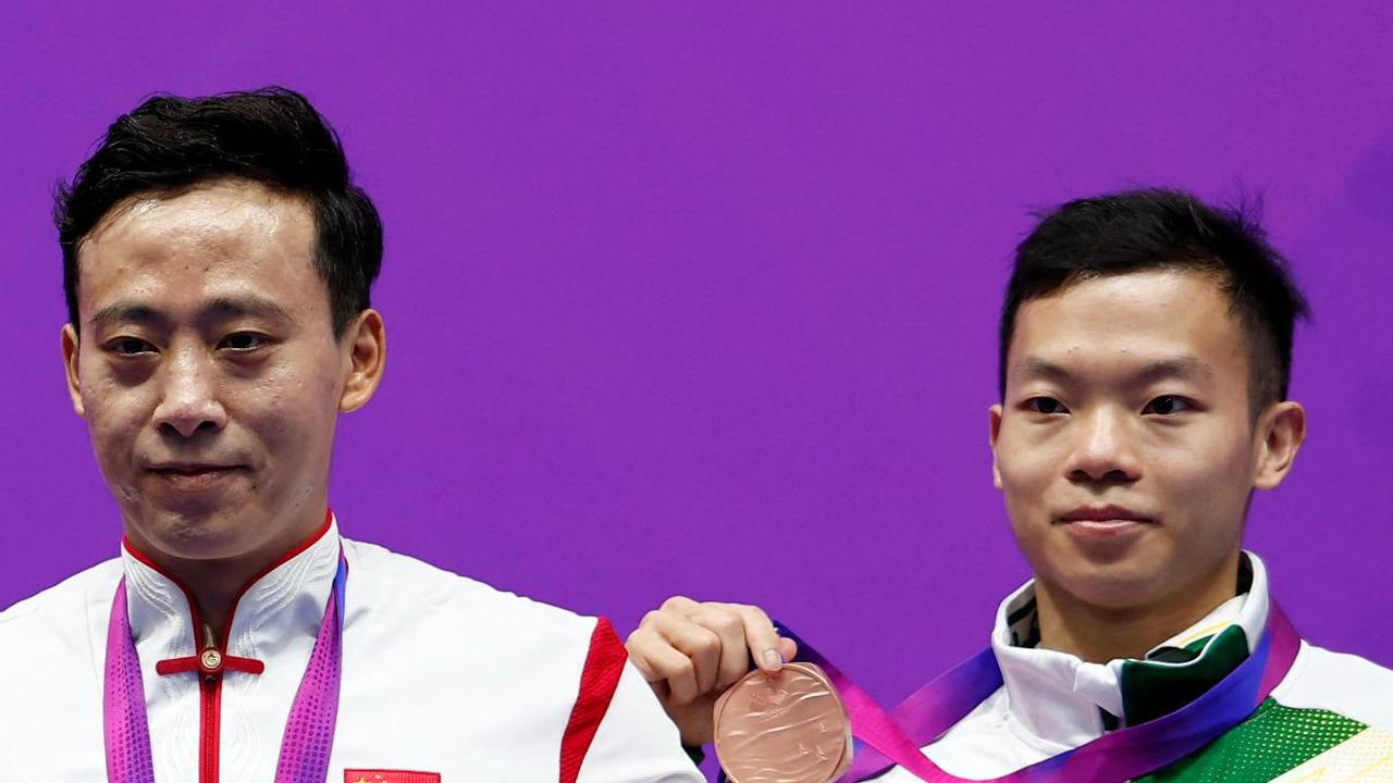Sedangkan di podium ketiga dan berhak atas medali perunggu ada perwakilan Makau, Song Chi Kuan yang memperoleh skor 9,760.