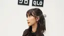 Ia memadukan atasan tersebut dengan rok kerut motif gingham hitam-putih seharga Rp699 ribu yang flowy dan ringan. Kombinasi warna monokrom membuat keseluruhan look terasa clean dan timeless, sementara siluet rok yang lembut memberi sentuhan playful yang khas.  [@sheiladara].