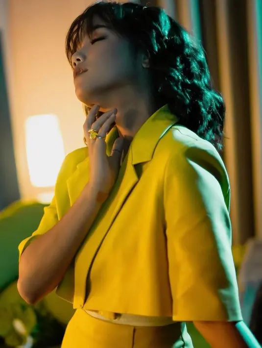 Foto-foto Fuji itu pun langsung dibanjiri pujian dari netizen. Bahkan ada beberapa yang menyebut Fuji terlihat mirip Vanessa Angel dan Agnez Mo. (Instagram/Fuji_an).