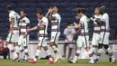 Para pemain Portugal merayakan gol yang dicetak oleh Joao Cancelo ke gawang Kroasia pada laga UEFA Nations League di Stadion Dragao, Minggu (6/9/2020). Portugal menang dengan skor 4-1. (AP/Miguel Angelo Pereira)