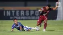 Gelandang Barito FC Henro Siswanto berebut bola dengan gelandang Persib Bandung Beckham Putra saat laga pekan keempat BRI Liga 1 2021/2022 di Stadion Indomilk Arena, Tangerang, Kamis (23/9/2021). Laga berakhir dengan skor 0-0. (Bola.com/Bagaskara Lazuardi)