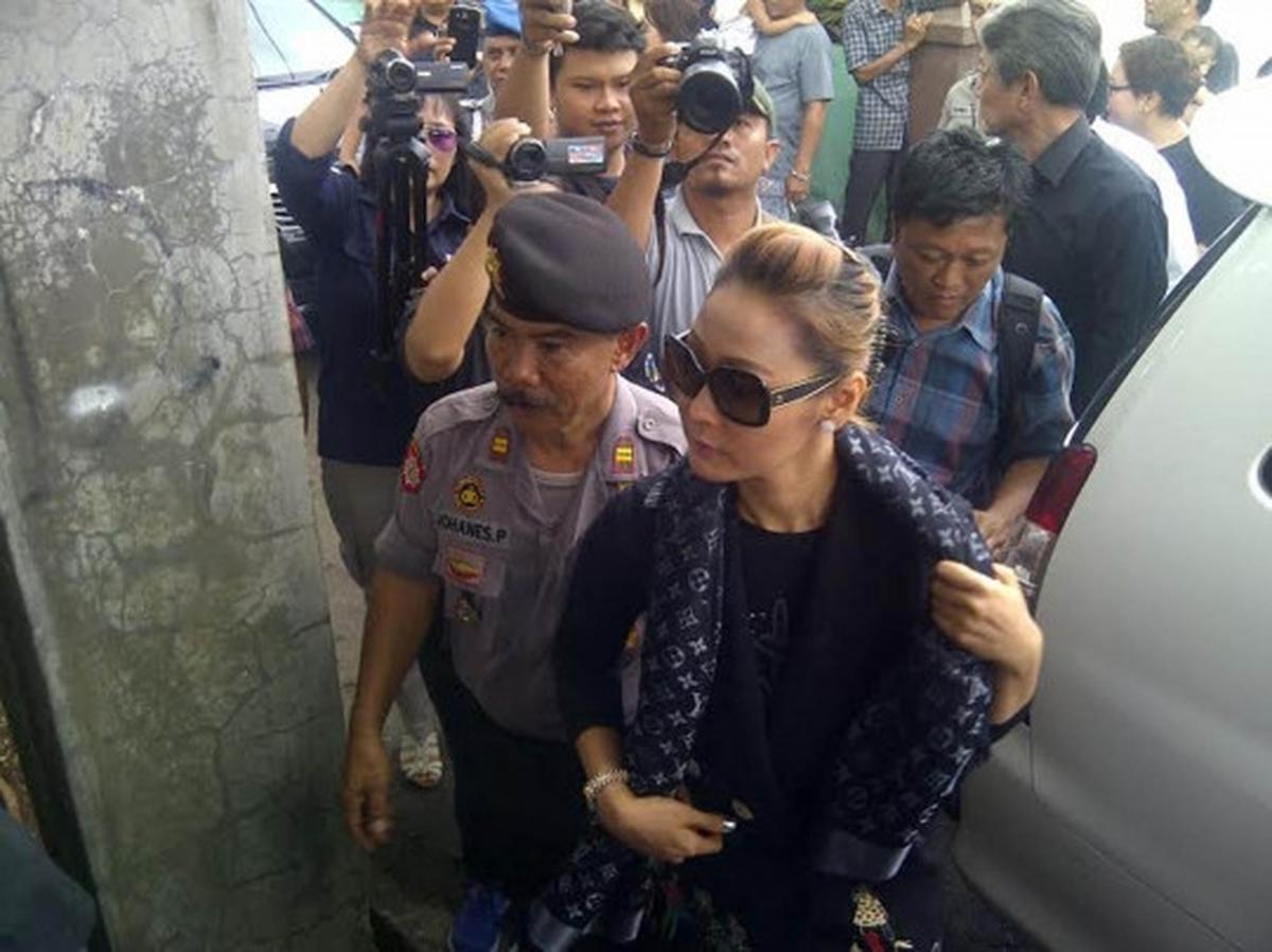 Inul Daratista kunjungi keluarga korban kebakaran Inul Vizta Manado