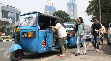 Warga saat akan menaiki bajaj berbahan bakar gas (BBG) di kawasan Jakarta Pusat, Sabtu (15/8/2015). Dalam rangka HUT RI Ke-70, PGN menggratiskan biaya tarif bajaj BBG bagi masyarakat. (Liputan6.com/Gempur M Surya)