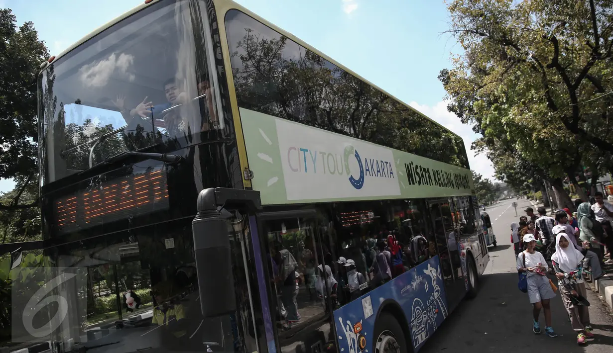 Bus tingkat wisata usai menurunkan penumpang di Jalan Merdeka Selatan, Jakarta, Minggu (15/5). Gubernur DKI, Basuki 'Ahok' TJahaja Purnama berencana menambah 25 unit bus tingkat guna memudahkan sarana transportasi masyarakat. (Liputan6.com/Faizal Fanani)