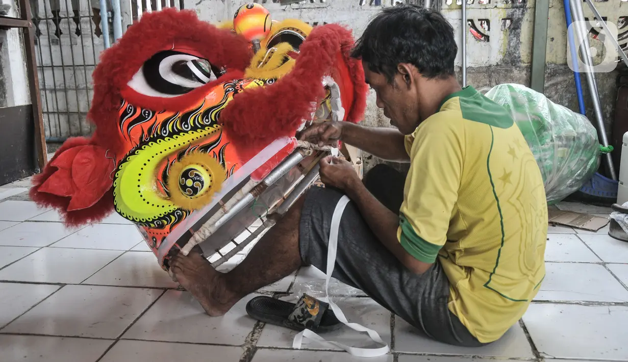 Pekerja saat menyelesaikan pembuatan Liong dan Barongsai di kawasan Babakan Pasar, Bogor, Jawa Barat, Senin (17/1/2022). Barongsai dibanderol dengan harga jual mulai Rp5 juta per buah sementara liong dihargai mulai Rp8 juta per buah. (merdeka.com/Iqbal S Nugroho)