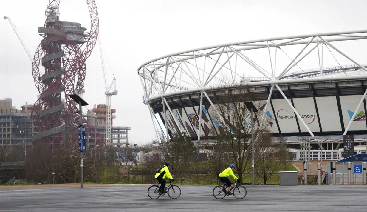 Pengendara sepeda melewati Taman Olimpiade, London, Inggris, 12 Januari 202. Perdana Menteri Inggris Boris Johnson dikritik setelah laporan bahwa dia bersepeda sekitar tujuh mil dari rumahnya, padahal ada larangan terkait COVID- 19. (Aaron Chown/PA via AP)
