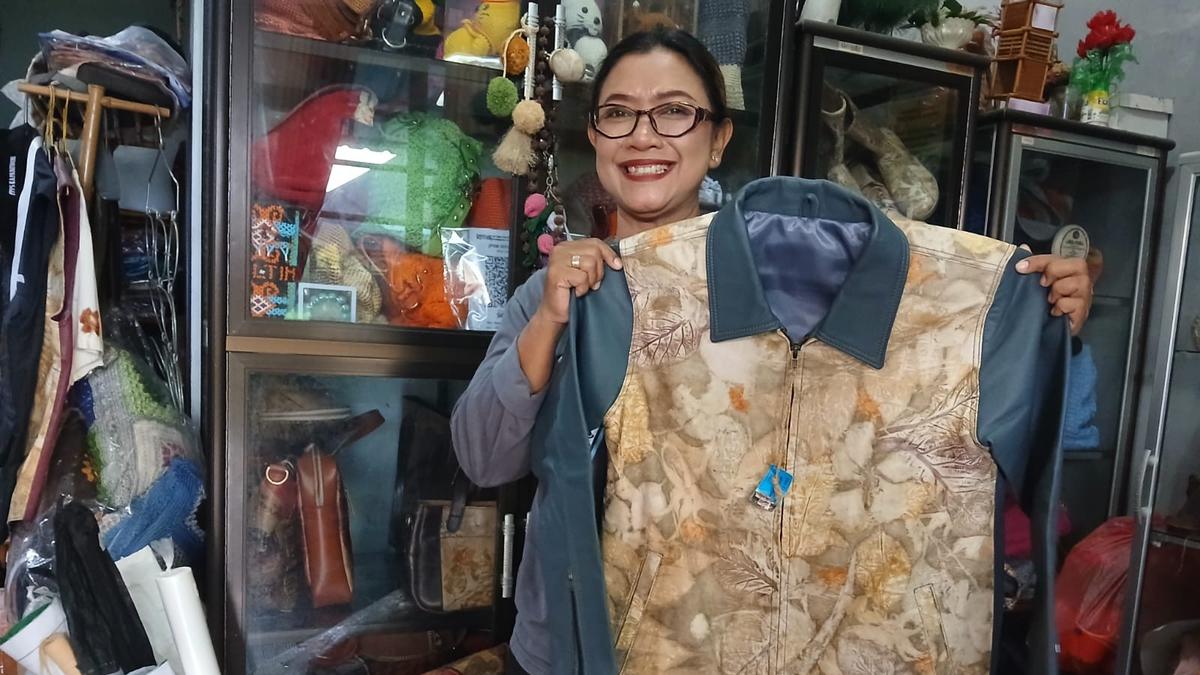 Tekuni Ecoprint Kulit Domba, Bernadetha Pudyas Minarsih Tularkan Semangat Kemandirian Para Perempuan di Yogyakarta