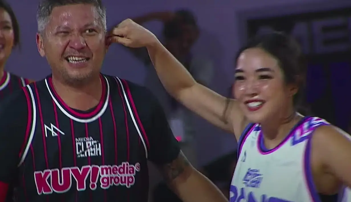 Gading Marten dan Gisella Anastasia alias Gisel tampil di sesi bola basket event Media Clash pada Oktober 2022. (Foto: YouTube/Kuy Entertainment)