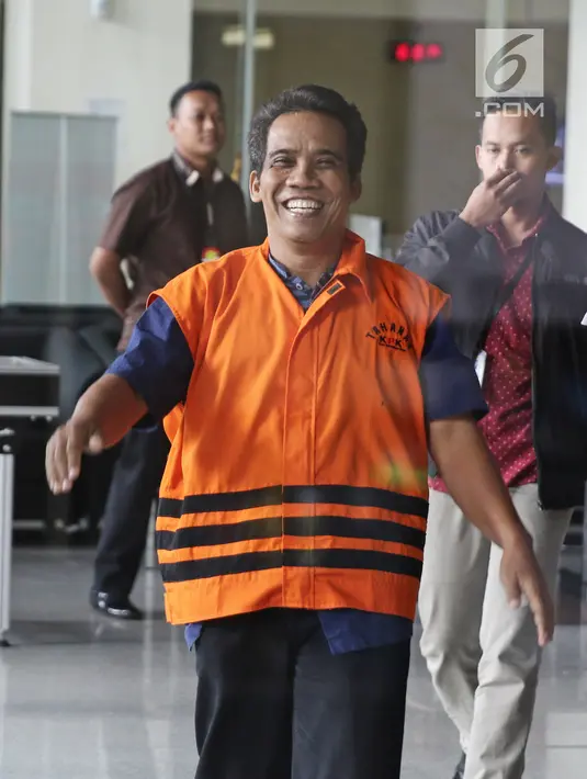 Terduga penyuap Bupati Subang Imas Aryumningsih, Data usai menjalani pemeriksaan di Gedung KPK, Jakarta, Rabu (21/3). Data diperiksa sebagai tersangka suap terkait perizinan di Pemkab Subang. (Liputan6.com/Herman Zakharia)