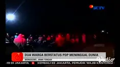 Dengan APD lengkap pada Jumat siang, petugas membawa keluar jenazah seorang nenek 62 tahun yang meninggal di ruang isolasi RSUD R. Koesma Tuban, Jawa Timur.