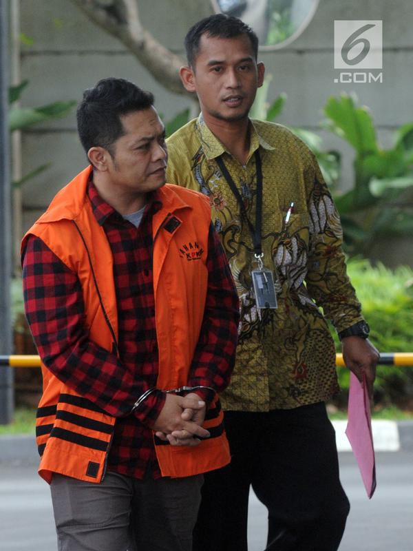 Kakak Ipar Bupati Cianjur Irvan Rivano Muchtar, Tubagus Cepy Sethiady dengan tangan terborgol tiba untuk menjalani pemeriksaan di Gedung KPK, Jakarta, Rabu (2/1). Tubagus Cepy diperiksa sebagai saksi untuk tersangka Bupati Irvan. (Merdeka.com/Dwi Narwoko)