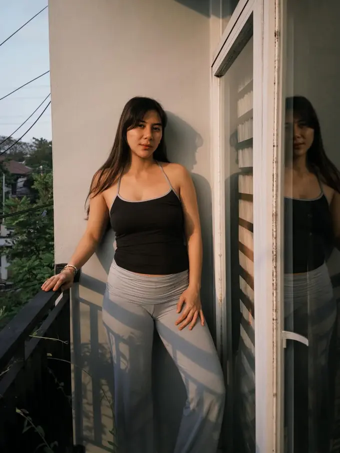 Potret Gaya Kasual Adinda Thomas Pamer Baby Bump di Maternity Shoot Terbaru