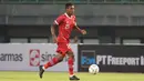Pemain Timnas Indonesia U-17, Iqbal Gwijangge, ikut membantu serangan dalam pertandingan uji coba melawan Timnas Korea Selatan U-17 yang berlangsung di Stadion Patriot Candrabhaga, Bekasi, Rabu (30/8/2023). (Bola.com/Abdul Aziz)</p>