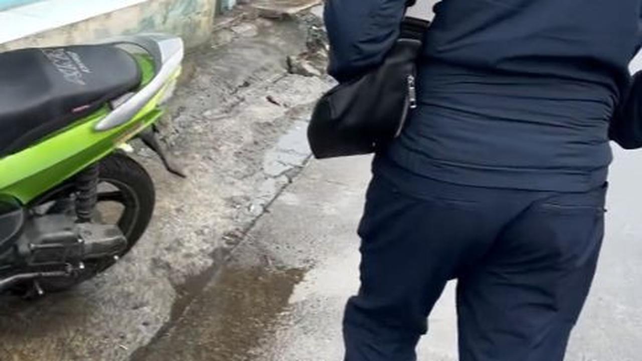 Gaya Santai Jenderal Agus Subiyanto Beli Nasi di Warteg<br>