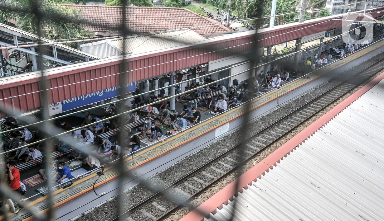 Umat Islam mendengarkan ceramah saat menunaikan salat Jumat di Stasiun Kampung Bandan, Jakarta, Jumat (7/5/2021). Sebagian jemaah menjadikan peron stasiun sebagai tempat salat dan sebagian lain berada di tangga serta jembatan penyeberangan. (merdeka.com/Iqbal S. Nugroho)