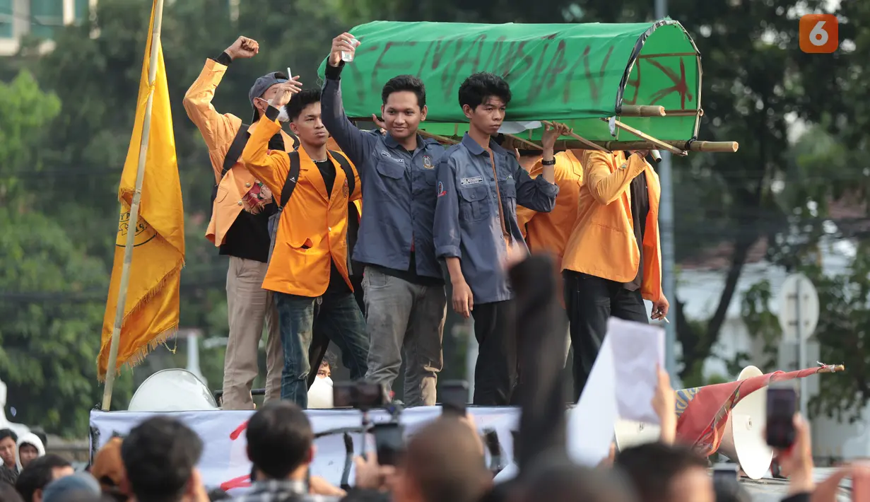 Sejumlah mahasiswa yang tergabung dalam aliansi Komite Selamatkan Daulat Rakyat (Sadar) menggelar aksi unjuk rasa di kawasan Tugu Tani, Menteng, Jakarta Pusat, Selasa (20/10/2026). Aksi tersebut bertepatan dengan dua tahun pemerintahan Presiden Prabowo Subianto dan Wakil Presiden Gibran Rakabuming Raka. (KLY/Budy Santoso)