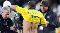 Bek Brasil, Daniel Alves merayakan golnya ke gawang Afrika Selatan di babak semifinal Piala Konfederasi yang berlangsung di Ellis Park, Johannesburg, 25 Juni 2009. Brasil unggul 1-0. AFP PHOTO / ANTONIO SCORZA 
