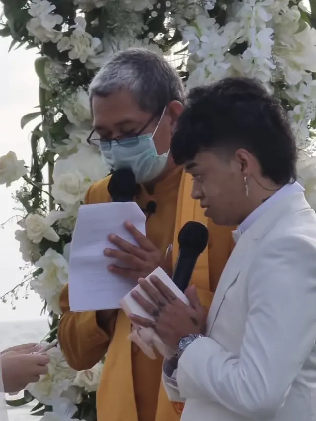 Momen Pernikahan Reza Arap dan Wendy Walters. (Sumber: Instagram/edhozell)