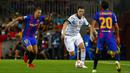 Pemain Bayern Munhen Niklas Suele (tengah) berebut bola dengan pemain Barcelona Luuk de Jong pada pertandingan Grup E Liga Champions di Stadion Camp Nou, Barcelona, Spanyol, Selasa (14/9/2021). Bayern Munchen menang 3-0. (AP Photo/Joan Monfort)