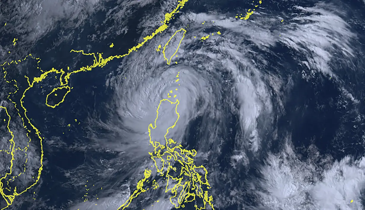 Dikategorikan sebagai topan super pada hari Selasa, Doksuri sedikit melemah pada hari Rabu. Badai ini diperkirakan akan melewati Taiwan dan mendarat di provinsi Fujian, China pada hari Jumat, menurut biro cuaca Filipina. (Courtesy of National Institute of Information and Communications Technology (NICT) via AP)