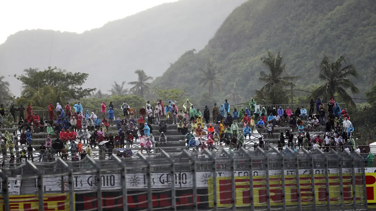 FOTO: Hujan Lebat Tunda Race 2 WSBK Mandalika 2021