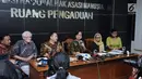 Wakil Ketua bidang Eksternal, Sandrayati Moniaga (ketiga kanan) memberi keterangan di Kantor Komnas HAM Jakarta, Jumat (9/3). Tim ini hasil sidang paripurna di Komnas HAM dan beranggotakan enam orang. (Liputan6.com/Helmi Fithriansyah)
