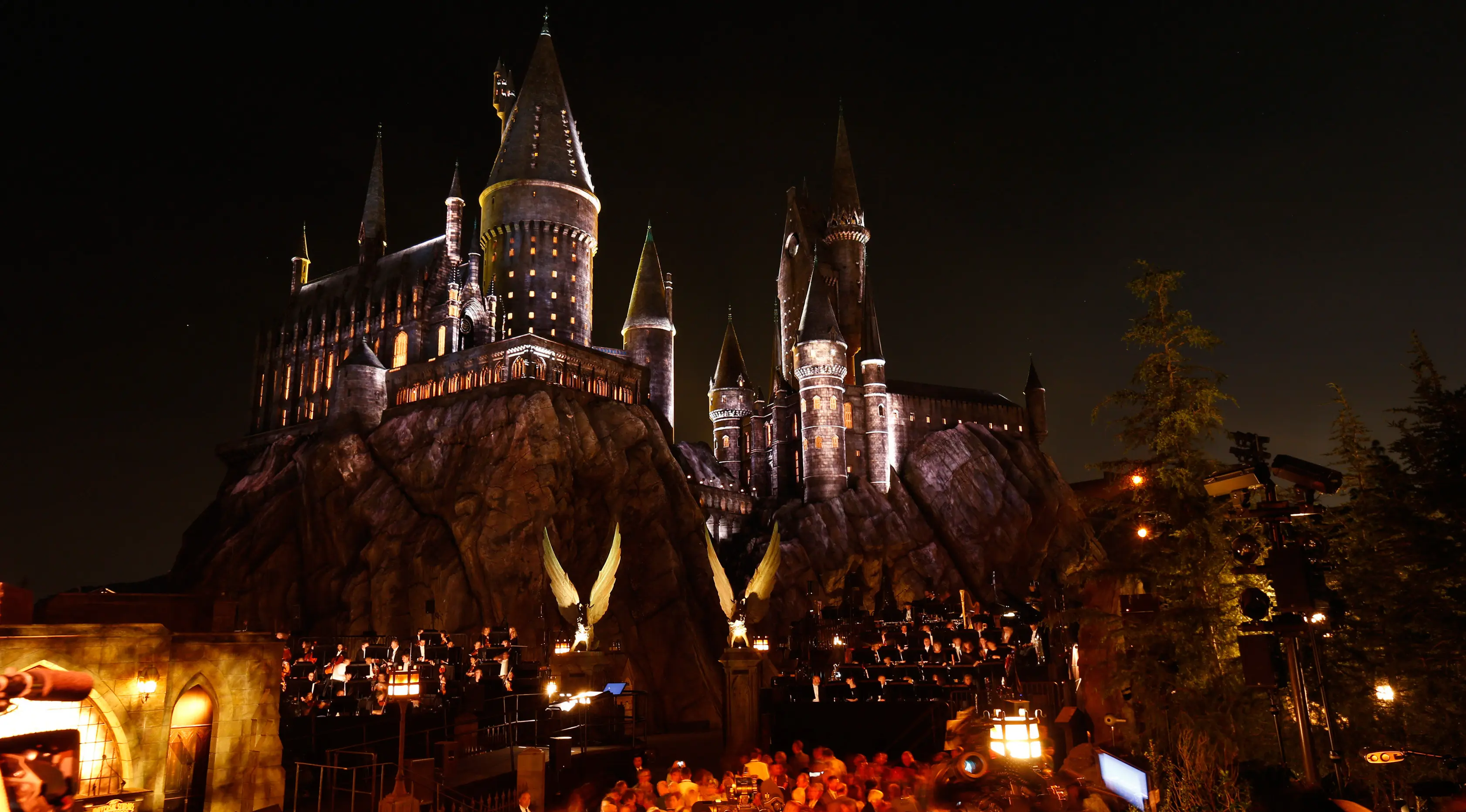 Pengunjung menunggu untuk memasuki Hogwarts Castle selama pembukaan dari " The Wizarding World of Harry Potter " Universal Studios Hollywood di Universal City, California, (5/4). Bangunan ini terinspirasi dari film Harry Potter. (REUTERS / Mario Anzuoni)